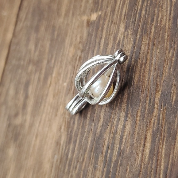Sterling‎ caged pearl lattice necklace pendant